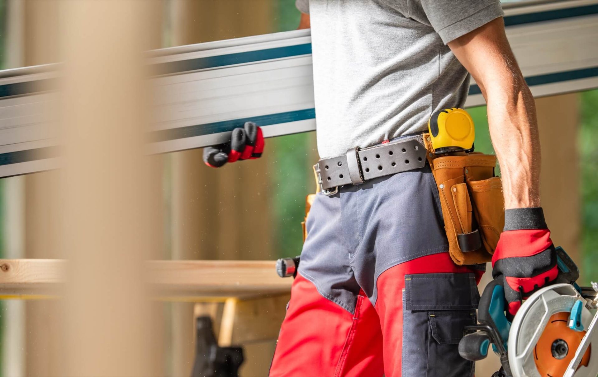 Snickare i Båstad bär på material.