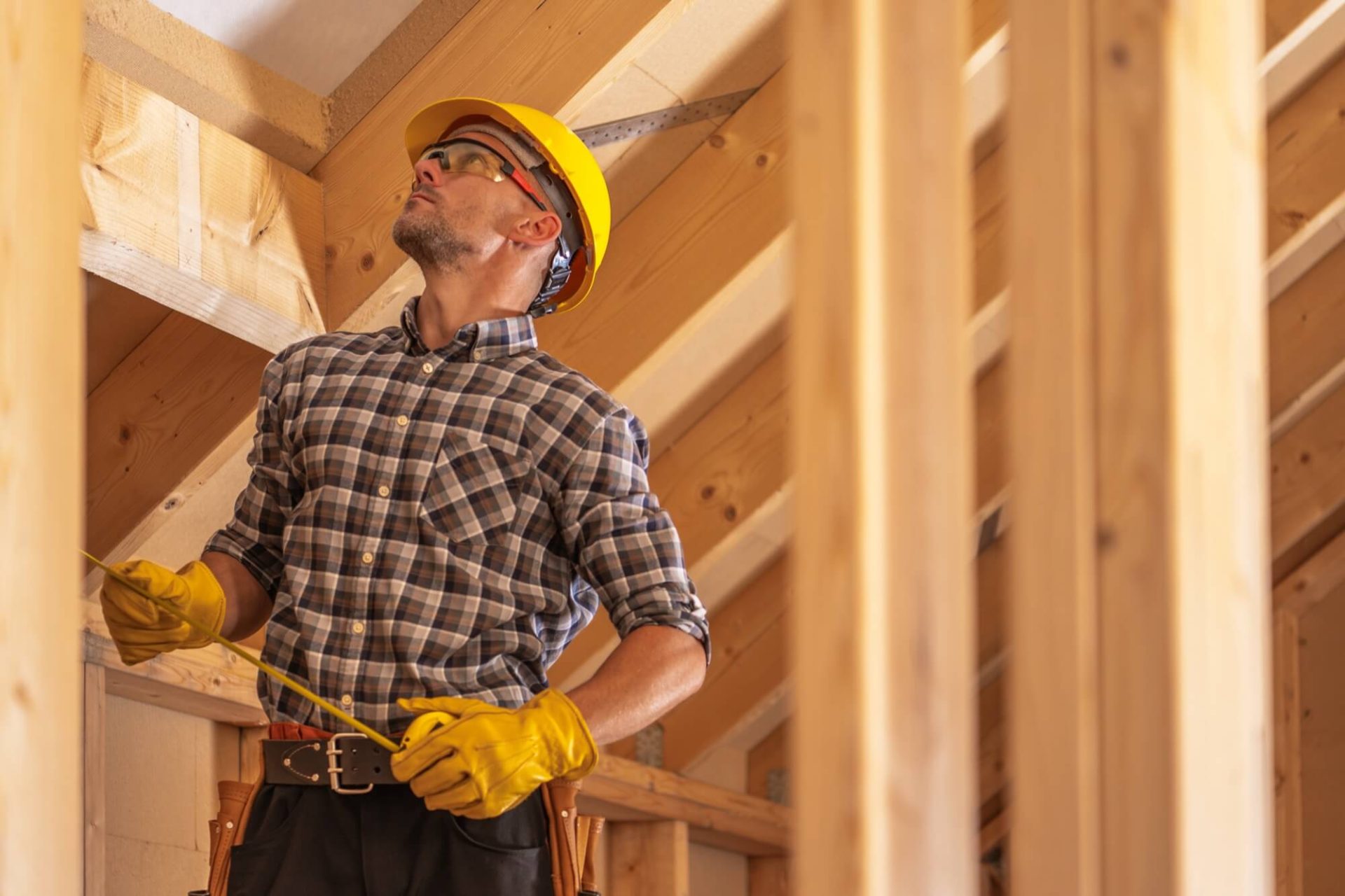 Snickare i Båstad bygger ut tak.